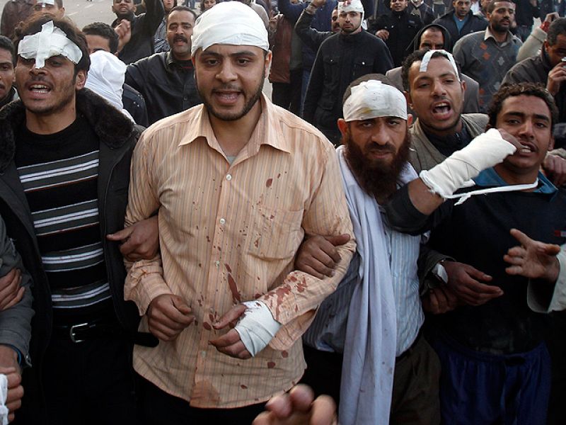 Partidarios de Mubarak disparan de madrugada contra los manifestantes y causan varios muertos