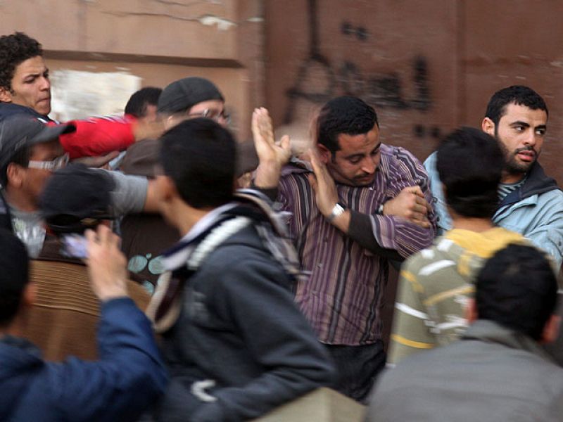 La batalla campal entre partidarios y contrarios a Mubarak se extiende y deja ya 10 muertos