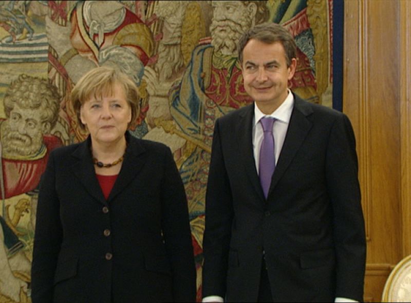 El rey recibe a Angela Merkel en la Zarzuela antes de la cumbre hispano-alemana