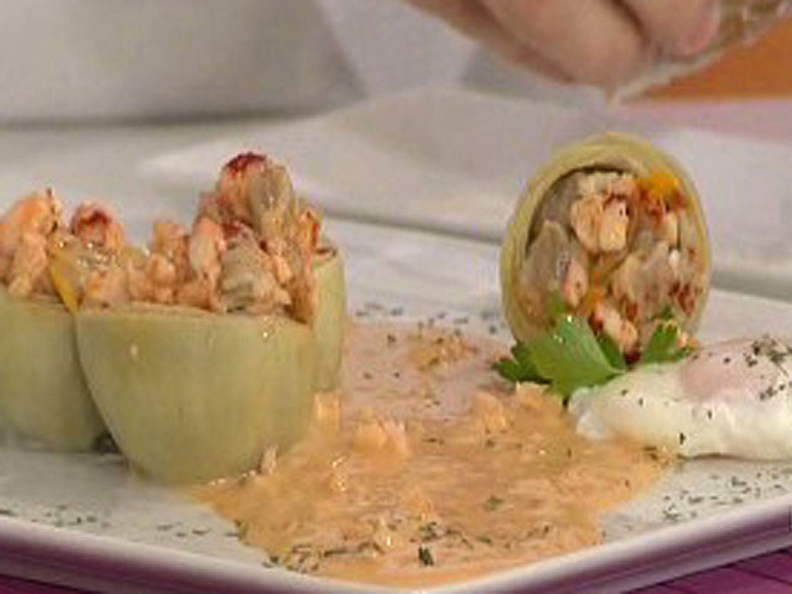 Saber cocinar - Huevos escalfados con corazones de alcachofa rellenos de langostinos (03/02/11)