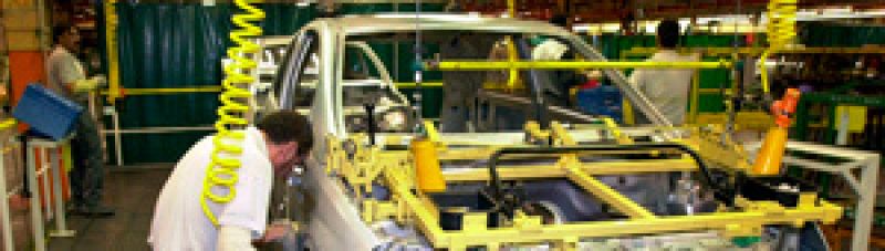 La economía española acelera  a final de año y cae un 0,1% en 2010, menos de lo esperado