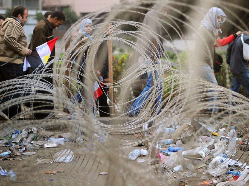 Decenas de miles de egipcios rezan juntos en la plaza Tahrir al grito de "Fuera Mubarak"