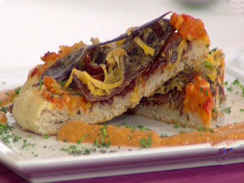 Torta de pan artesana con cecina y tomate al ajillo  (04/02/11)