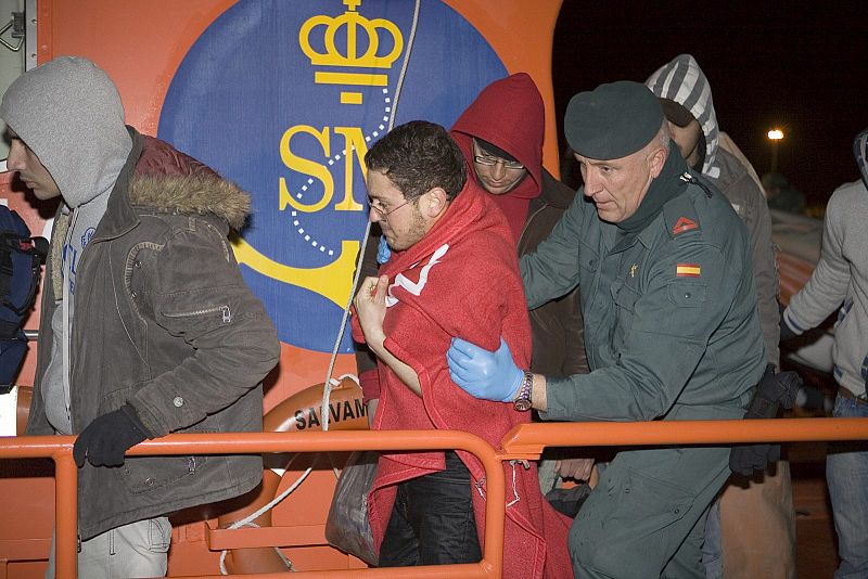 La Guardia Civil intercepta una patera con 18 inmigrantes en la costa de Granada