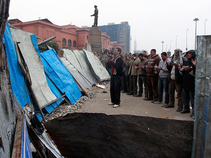 La llama sigue encendida entre los manifestantes en Egipto mientras esperan a un 'alto cargo'