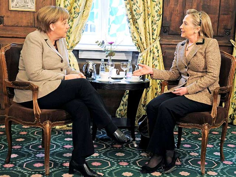 Hillary Clinton pide una transición "rápida y ordenada" en Egipto