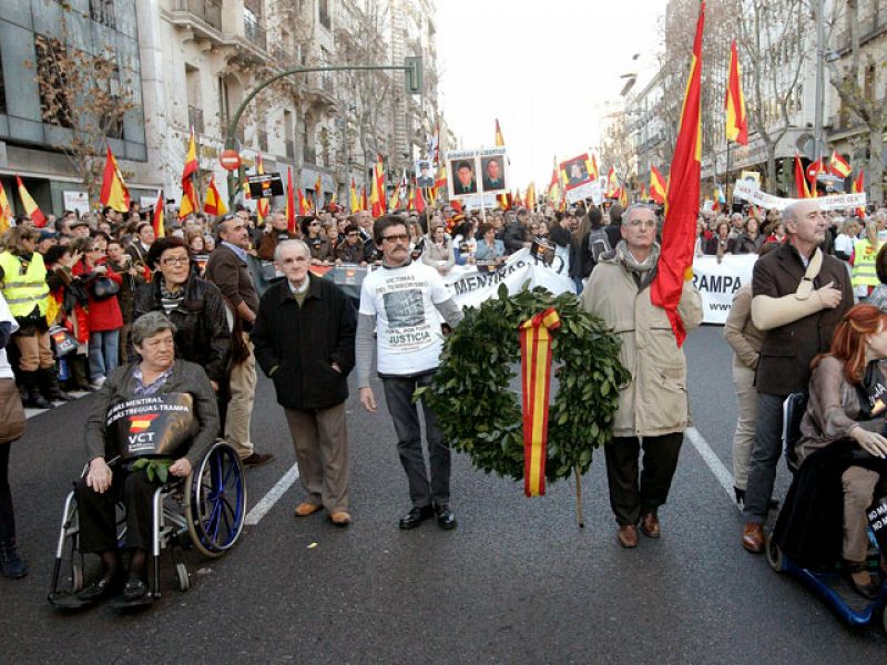 Miles de personas se manifiestan en Madrid contra el terrorismo y se oponen a negociar con ETA