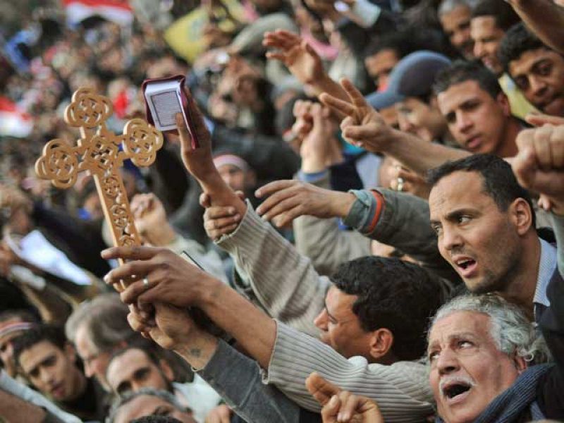 Los coptos ponen una vela a la democracia y otra a Mubarak