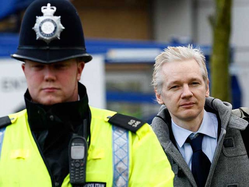 Assange se defiende en los tribunales y pide que se frene su extradición a Suecia