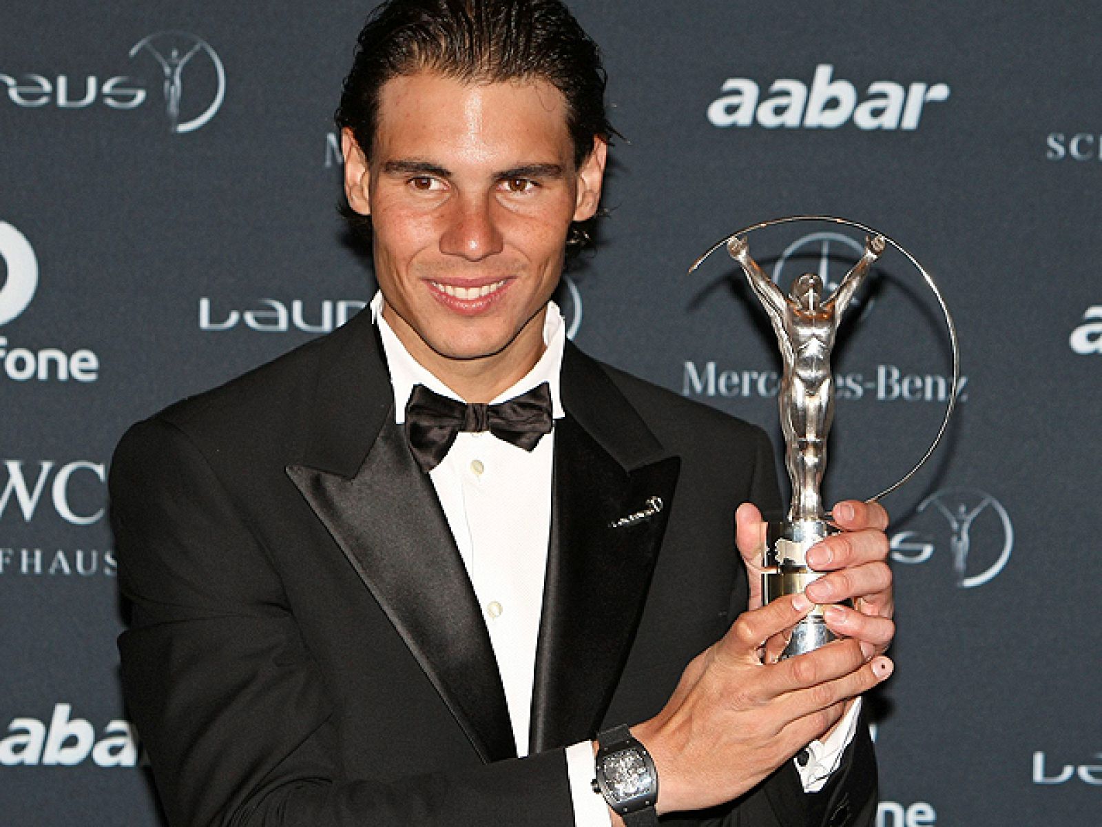 El tenista español Rafa Nadal ha sido galardonado con el premio al mejor deportista del año en la Gala de los Premios Laureus, mientras que la selección española de fútbol lo ha recibido como mejor equipo internacional.