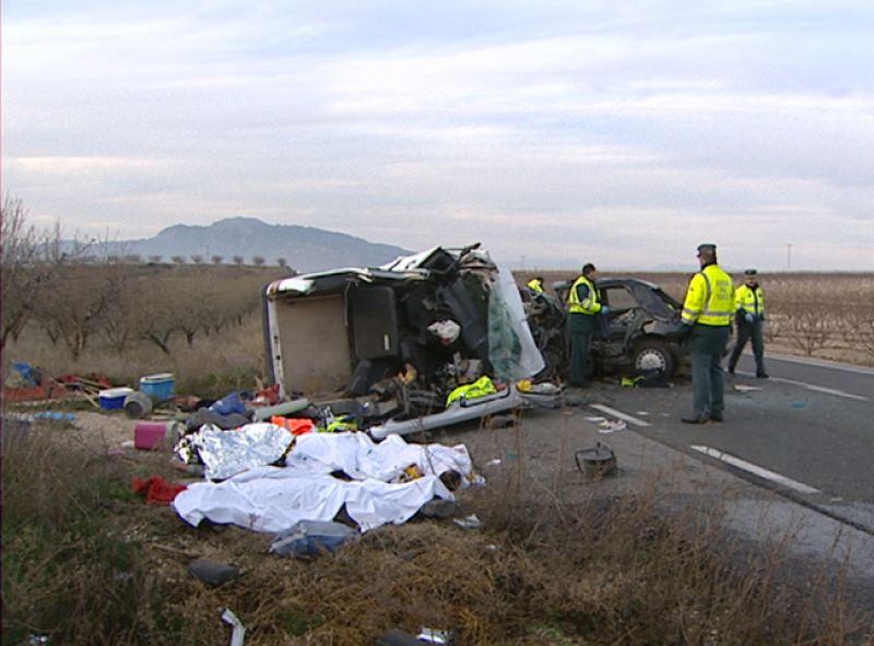 Ocho muertos y cuatro heridos graves en dos colisiones frontales en Murcia y Pontevedra