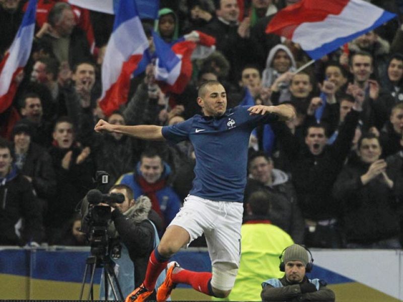 Benzema saca brillo a Francia ante la pentacampeona