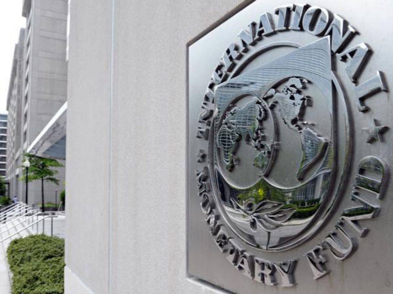 Salgado y Strauss-Khan exculpan a Rato de los errores cometidos por el FMI en la previsión de la crisis