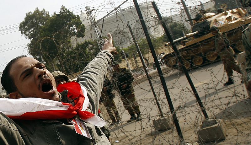 El ejército, atrapado entre Mubarak y el pueblo