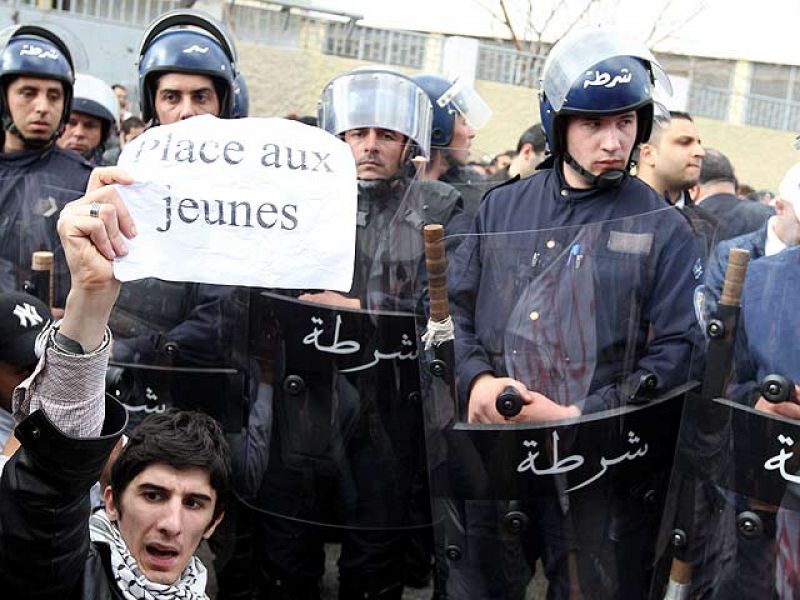 Argelia cierra Internet y Facebook tras las protestas masivas contra el presidente
