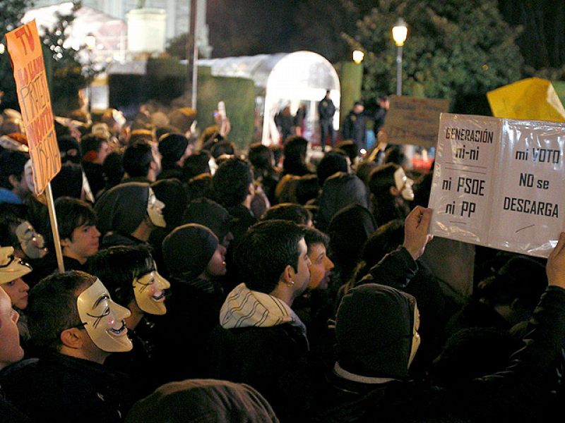 Los 'anónimos' se hacen ver ante la alfombra roja de los Goya contra la ley Sinde