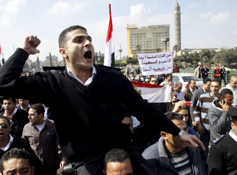 La junta militar egipcia quiere acelerar las reformas políticas mientras se desata la tensión social