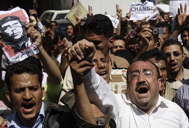 Partidarios del presidente de Yemen atacan a miles de manifestantes contrarios al régimen