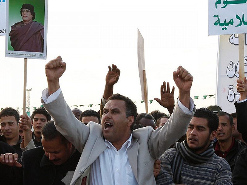 Libia se suma a las revueltas en el mundo árabe y protesta por primera vez contra Gaddafi