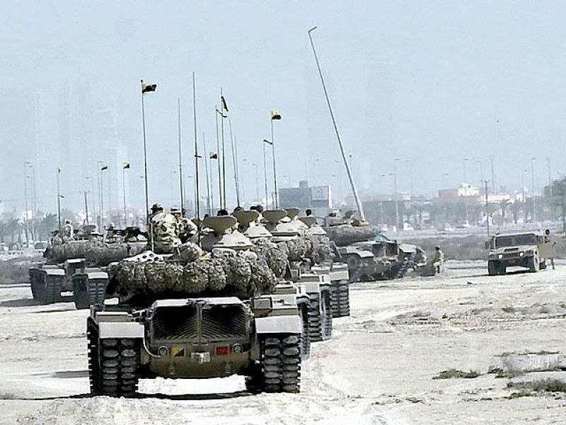 Bahréin saca los tanques para frenar la revuelta que deja cuatro muertos y 60 desaparecidos