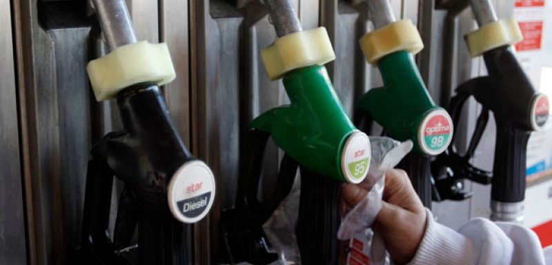 El gasóleo se encarece un 3% en una semana e iguala a la gasolina por primera vez en dos años