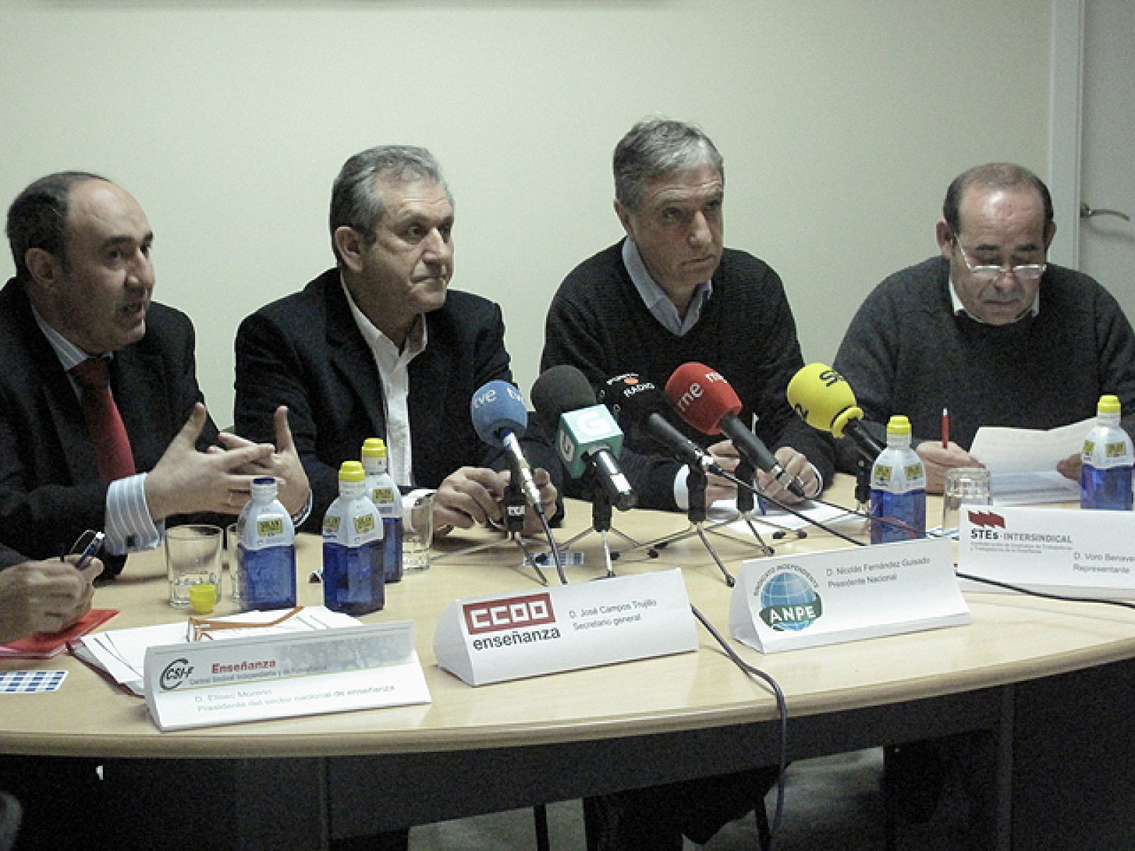 Representantes de los principales sindicatos españoles presionan al Ministerio de Educación para que "obligue" a las comunidades autónomas a convocar oposiciones al cuerpo de maestros en 2011