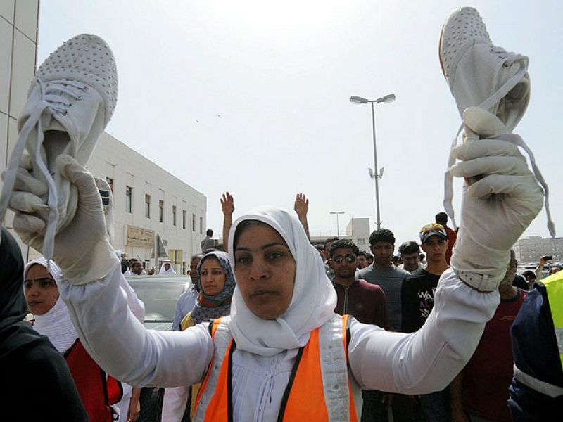 Miles de personas piden la caída del régimen de Bahréin en el funeral de las víctimas