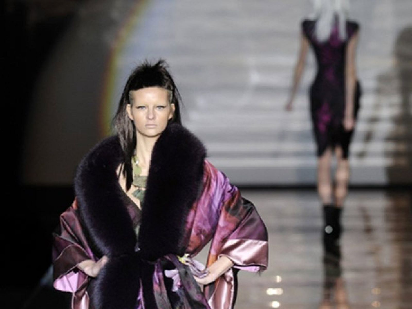 Roberto Verino exhibió en Cibeles 2011 una colección para el hombre y la mujer plural y multicultural con claro acento oriental. Dominada por paleta cromática y la serena belleza de Oriente, se pudieron ver trajes entallados con apliques y cierres or