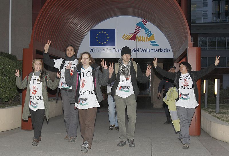 Activistas prosaharauis se encadenan ante la sede de la UE en Madrid