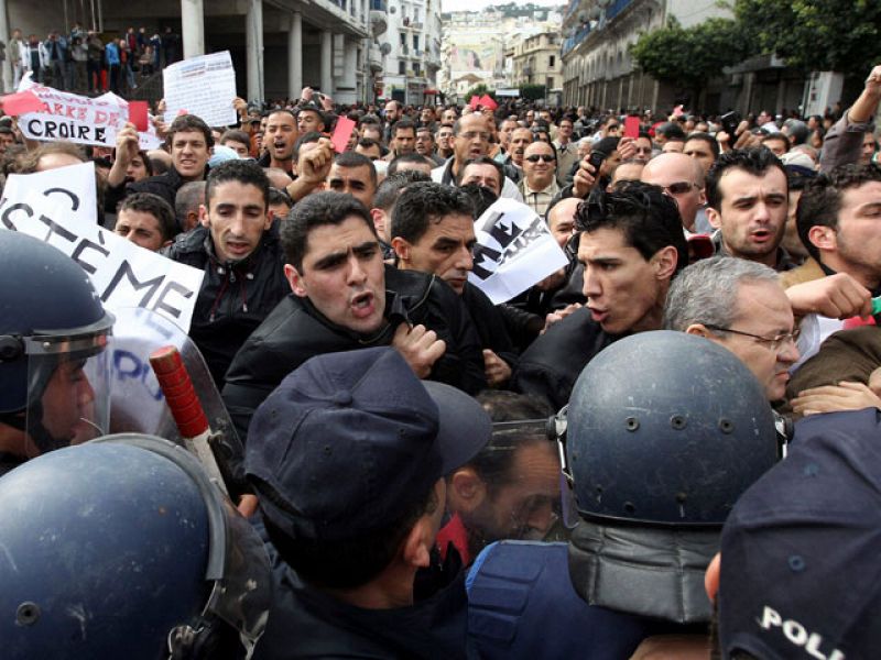 Miles de policías bloquean las protestas en el centro de Argel