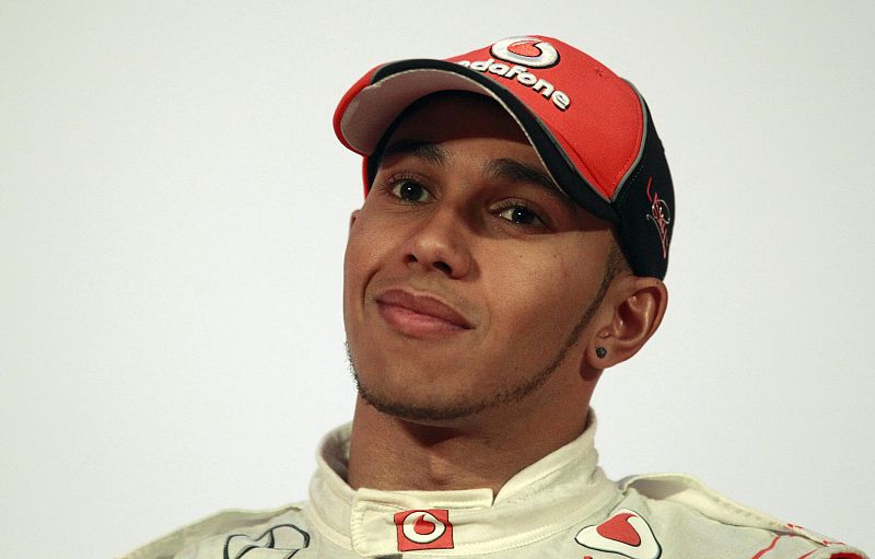 Hamilton marca el mejor tiempo en una jornada afectada por la pista mojada