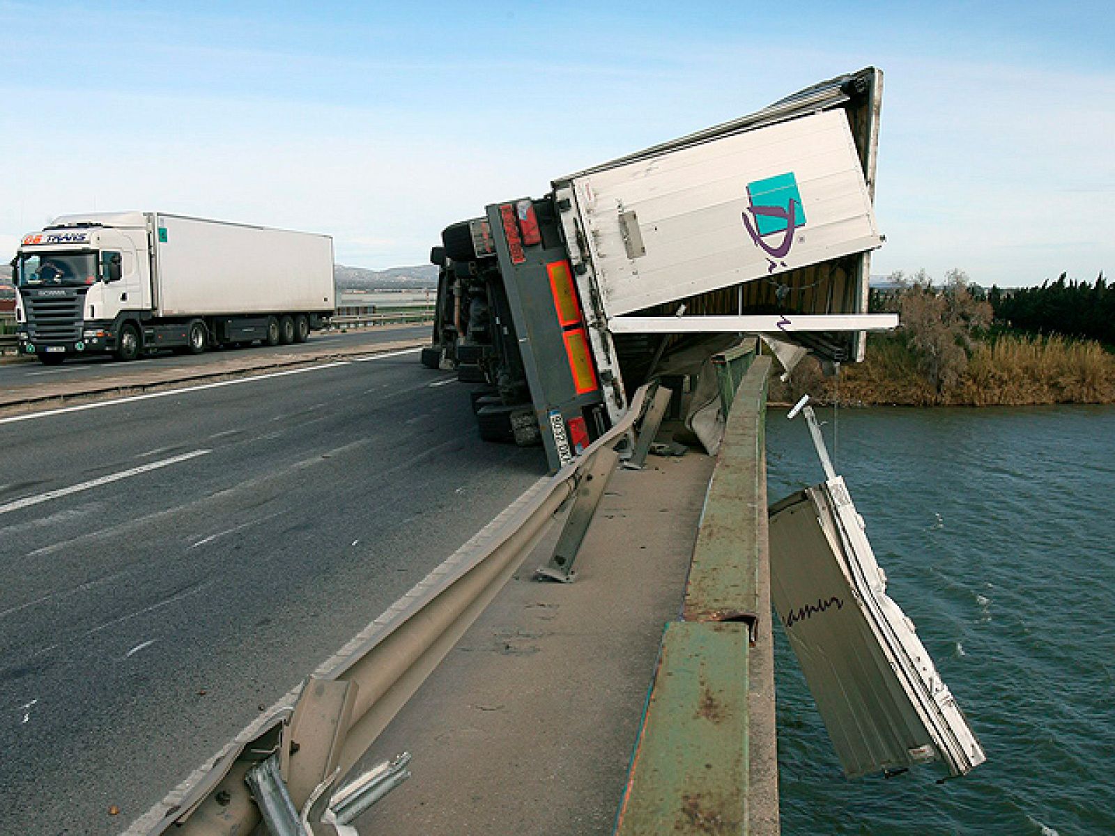 El viento provoca cortes de la circulación ferroviaria y accidentes de tráfico en Cataluña | Ver