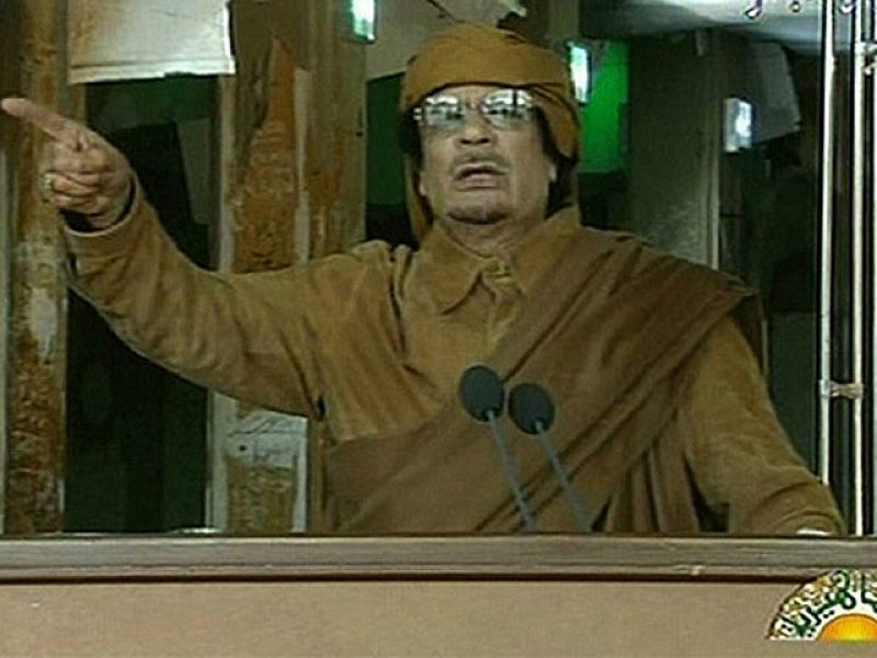Gadafi se aferra al poder e insta a su partidarios a "limpiar casa por casa" para matar la revuelta