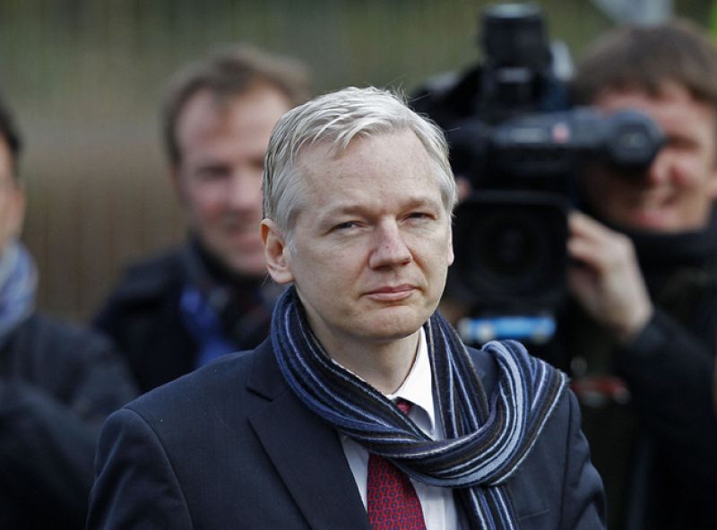 El Reino Unido aprueba la extradición a Suecia Assange, quien critica este proceso