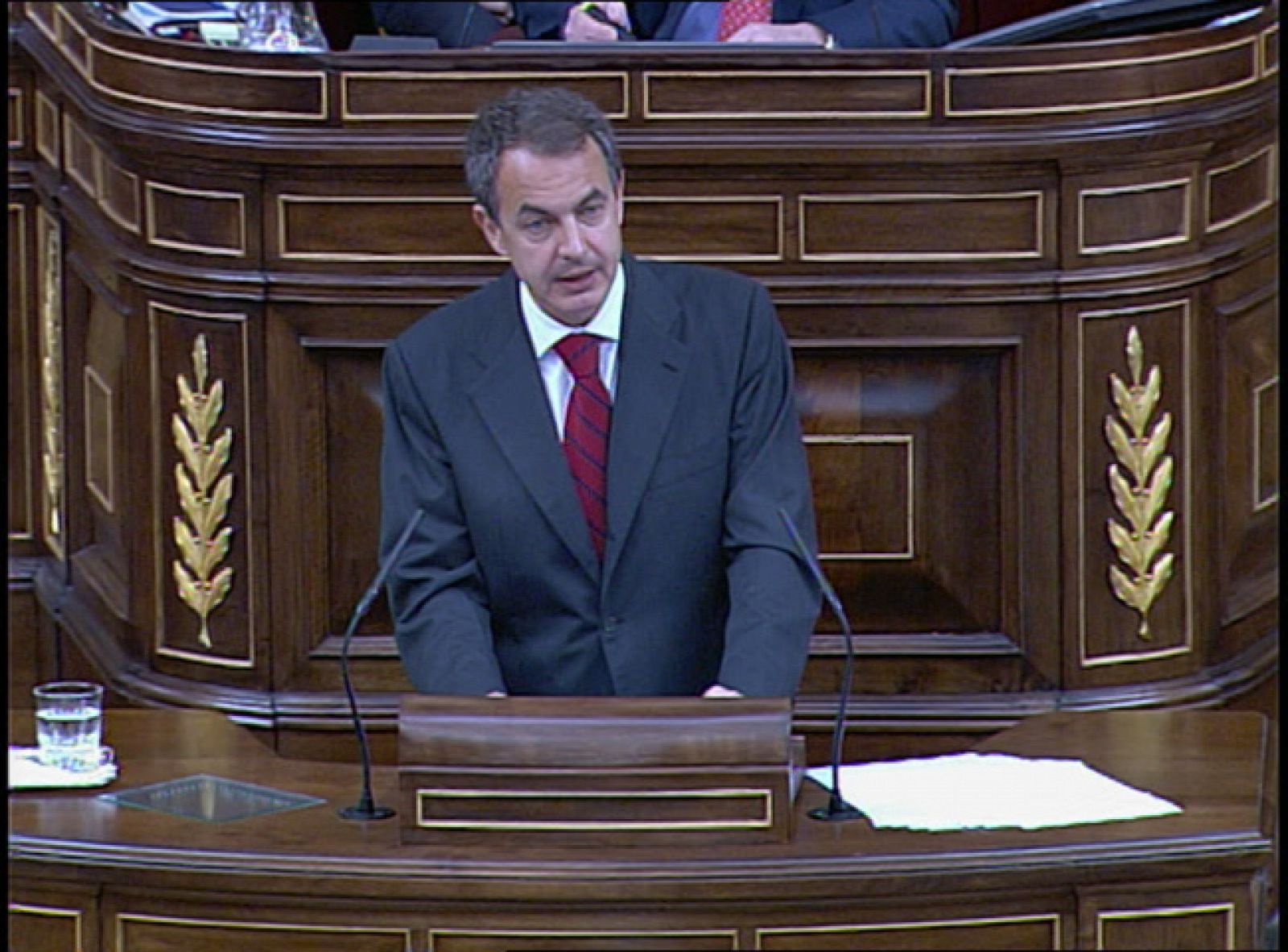 Zapatero y Rajoy se acusan mutuamente de falsear las cifras sobre su gasto social | Ver