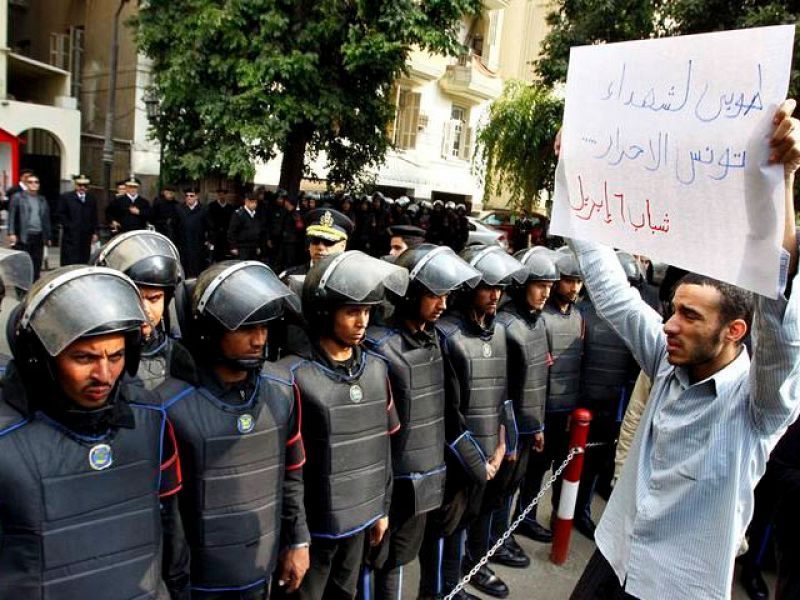 Los jazmines de 20.000 tunecinos acaban con el saqueo de Ben Alí