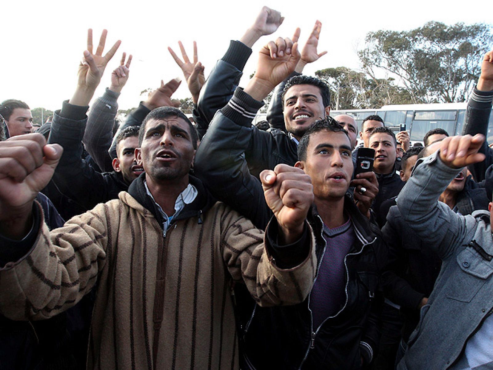 Huida masiva por la frontera entre Libia y Túnez | Ver