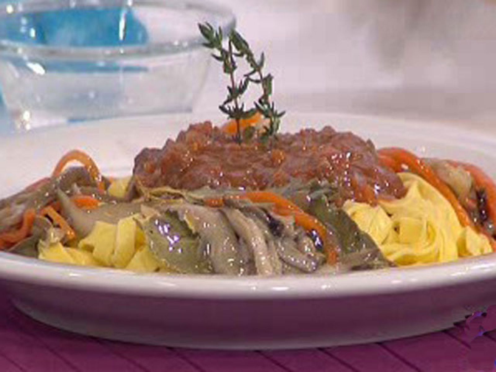 Pasta con salsa boloñesa de cordero y setas