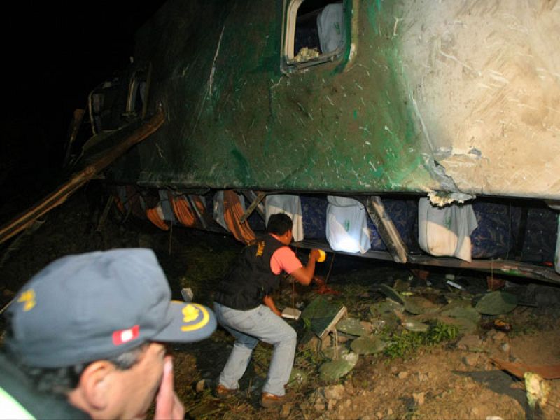 Al menos 24 muertos y 35 heridos en un accidente de autobús en Perú