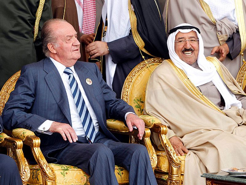 El rey arropa a Kuwait en el 50 aniversario de su independencia