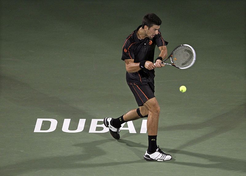 Djokovic supera a Federer en la final y logra su tercera corona consecutiva en Dubai