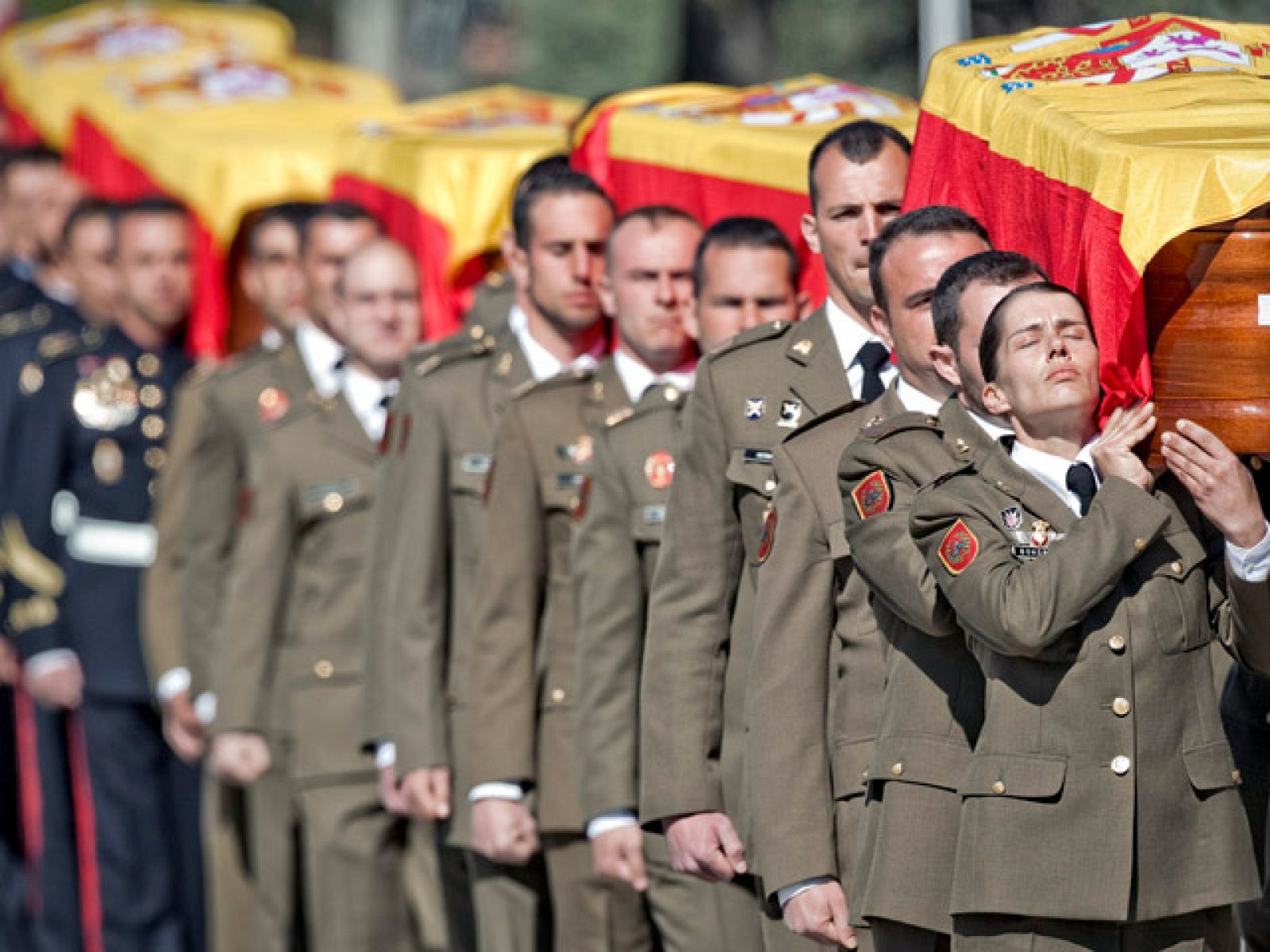 Dolor y emoción por los militares en el funeral presidido por el Príncipe