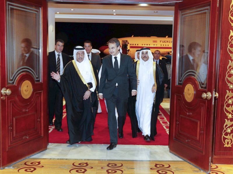 Zapatero inicia en Doha, Catar, un viaje centrado en las inversiones y la energía