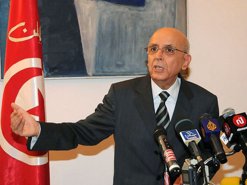 Dimite por las protestas el primer ministro tunecino del anterior régimen, Mohamed Ganuchi