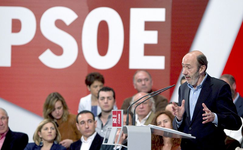 Rubalcaba asegura que el adversario del PSOE es la abstención, no el PP