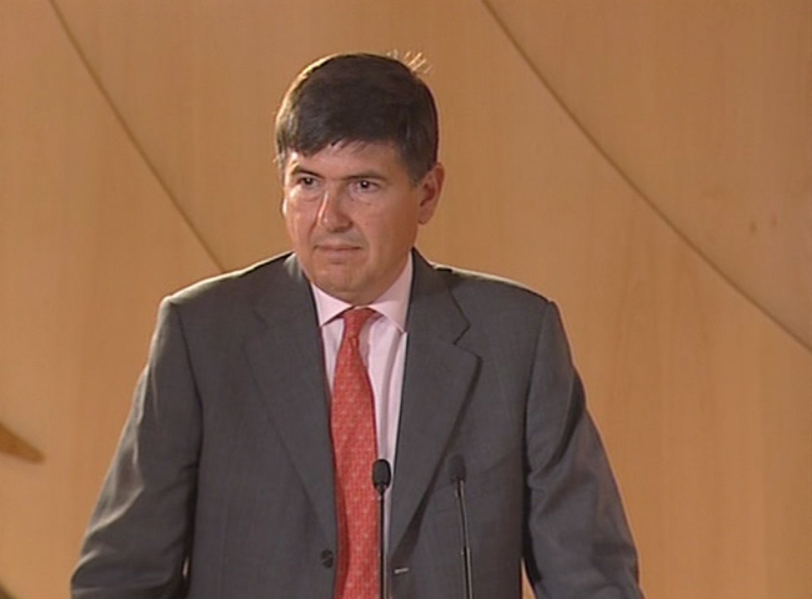 Los controladores aéreos trabajarán hasta 1.670 horas anuales y cobrarán de media 200.000 euros