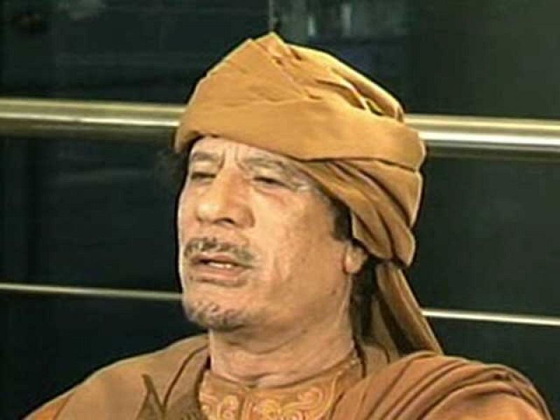 Gadafi advierte a la oposición y al mundo: "Mi pueblo me quiere. Moriría por mí para protegerme"