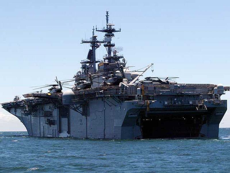 Dos buques de guerra de EE.UU. entran en el canal de Suez 'por si fueran necesarios' en Libia