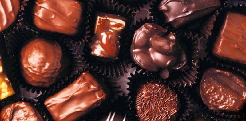 Bombones dos chocolates con sorpresa, revuelto de gambas en un minuto y tipos de miel (02/03/11)