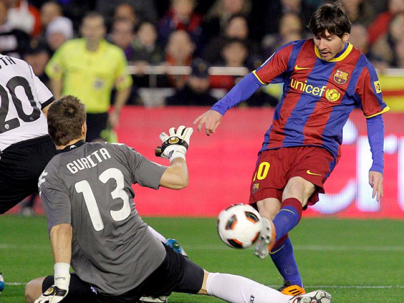 Messi aparece cuando más se le necesita y los tres puntos vuelan de Mestalla